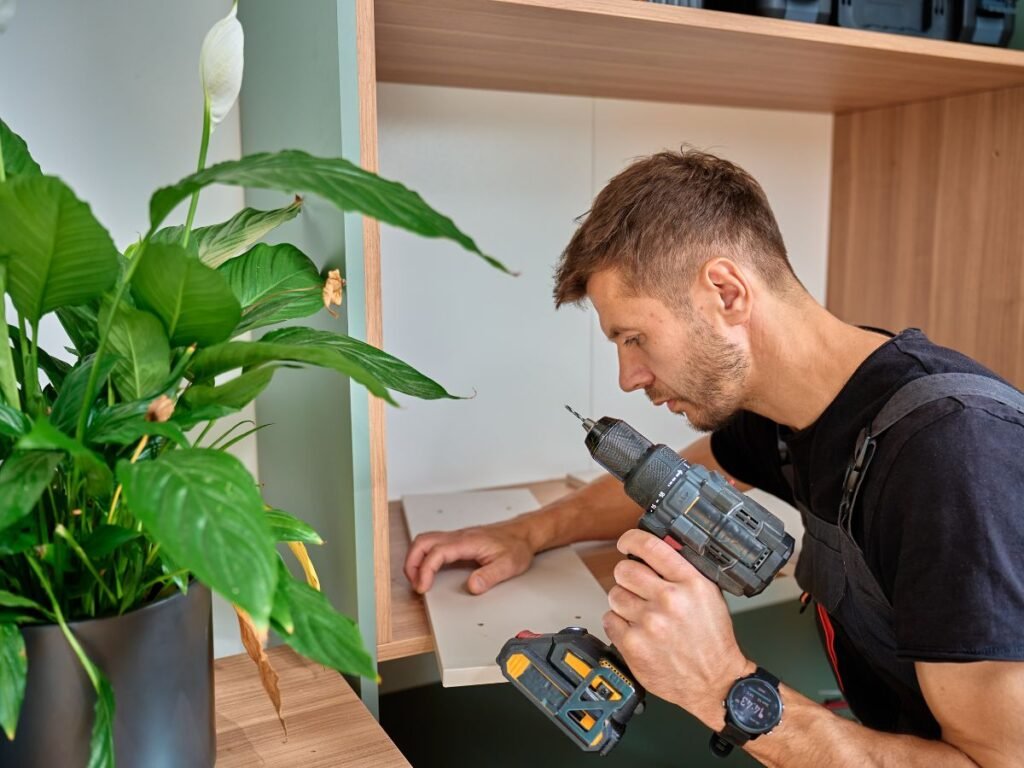 فك وتركيب اثاث من شركة الماسة نجارين وفنيين متخصصين في الفك والتركيب